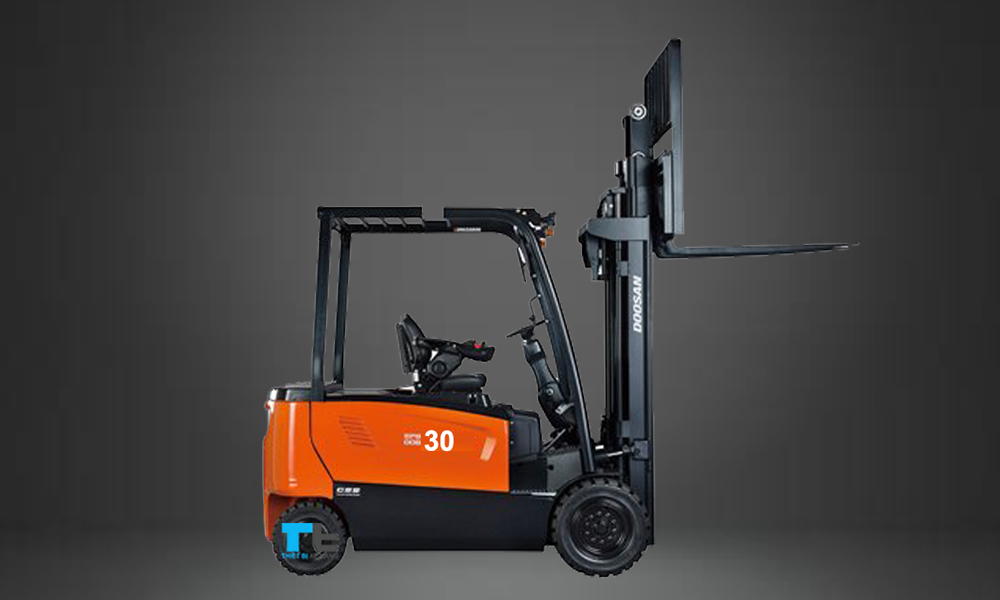 Xe nâng điện 3 tấn, 4 bánh, ngồi lái Doosan nhập khẩu Hàn Quốc